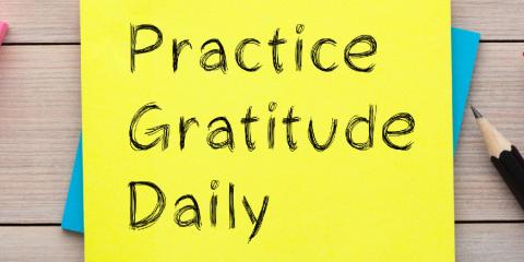 sticky note that says "practice gratitude daily"